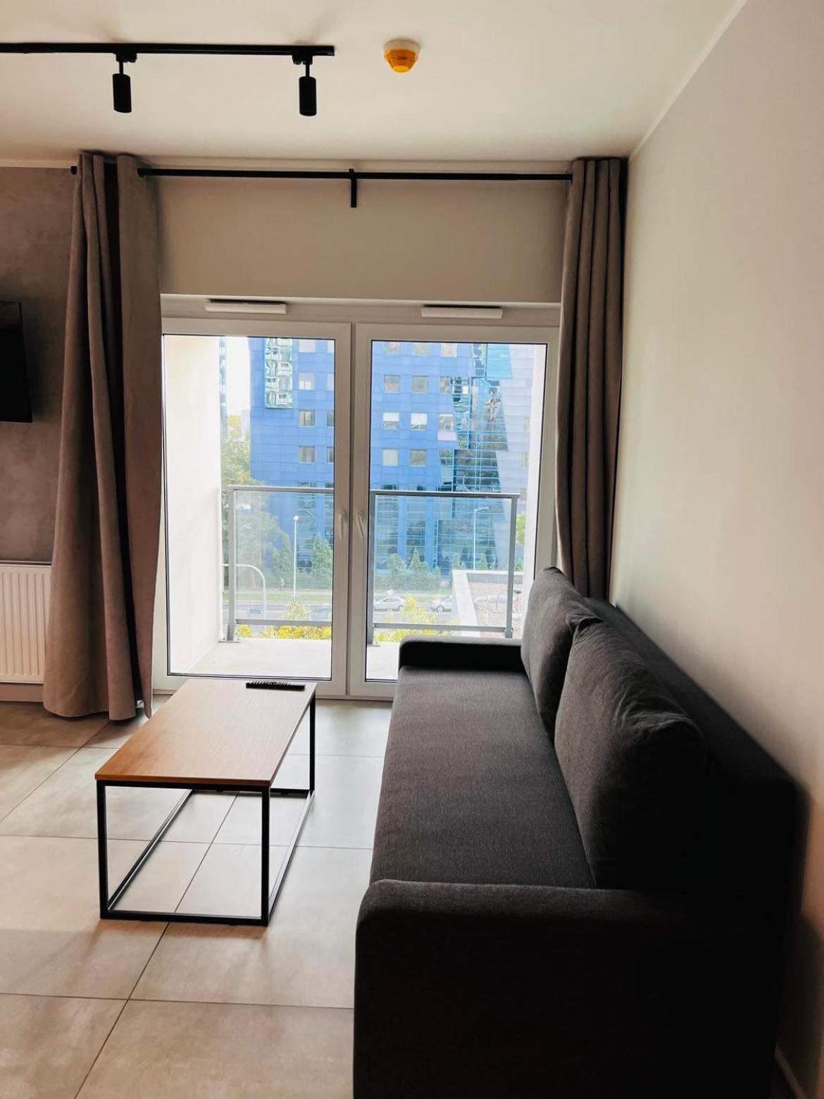 Property Apart - Legnicka Business Center ヴロツワフ エクステリア 写真