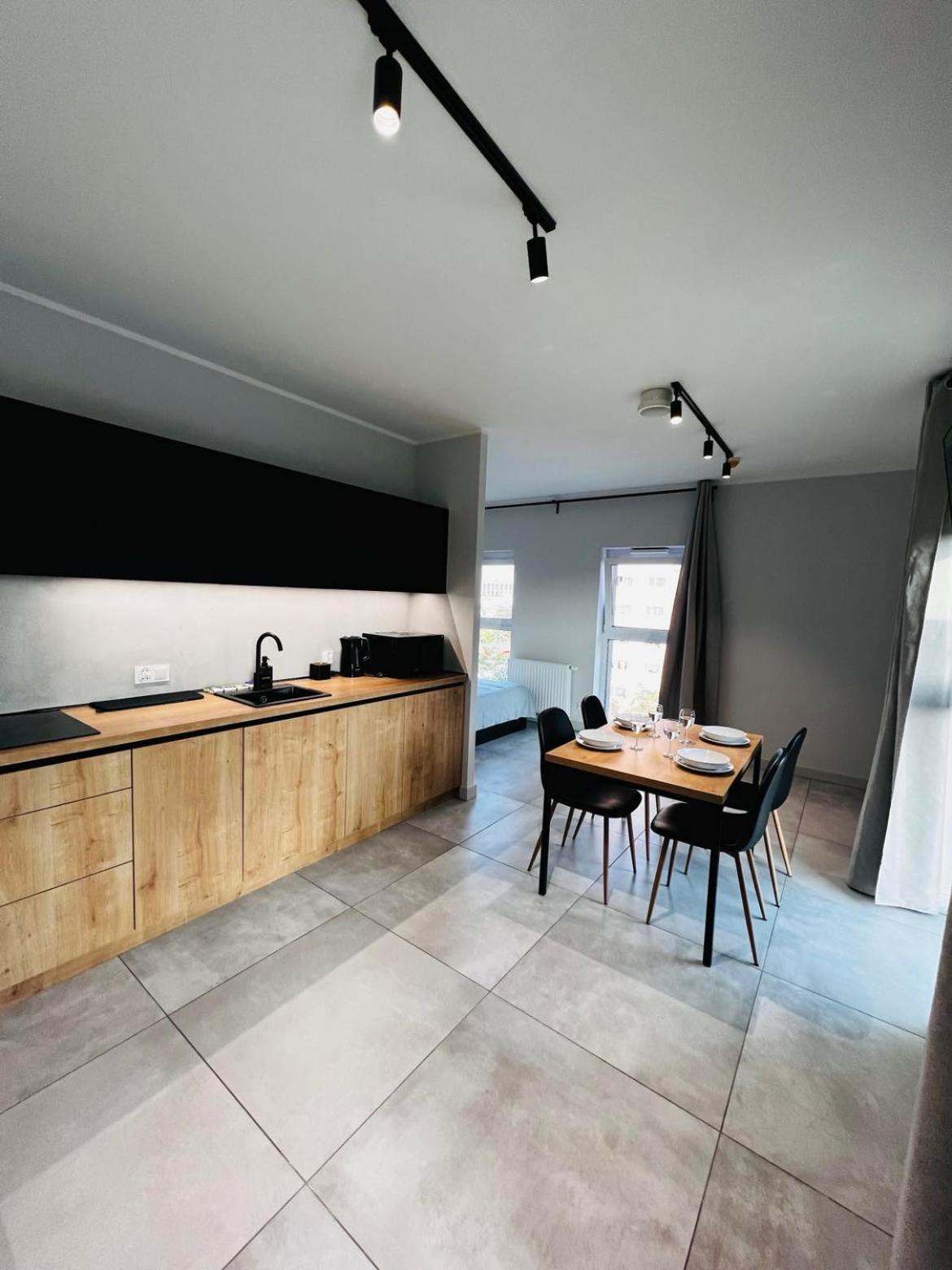 Property Apart - Legnicka Business Center ヴロツワフ エクステリア 写真